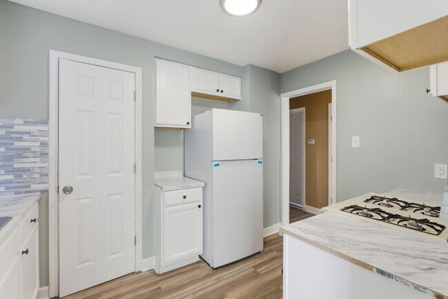 Building Photo - Holiday Special Reduce Rent