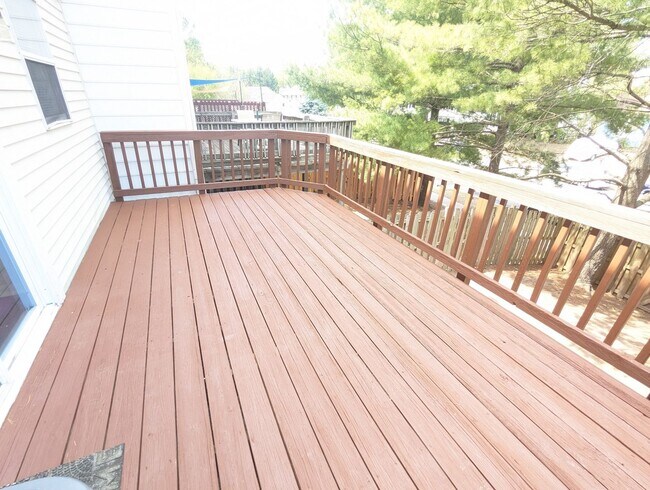 Building Photo - 3 level townhouse in established Frederick neighborhood available July 1st!