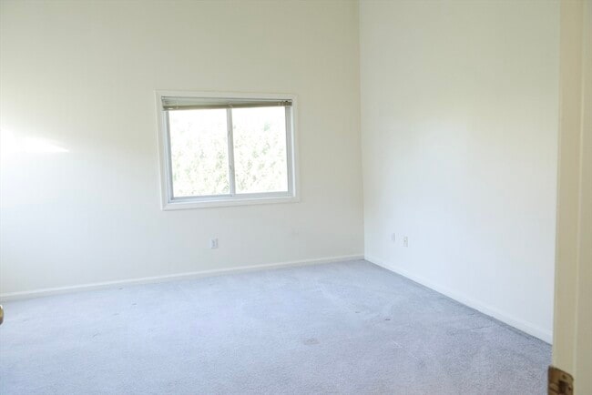 Building Photo - 145 Captain Eames Cir