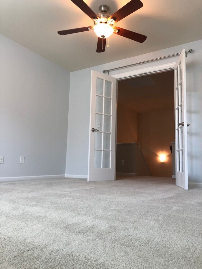 Building Photo - Stunning 3 bedroom, 2 1/2 bath 2 story home