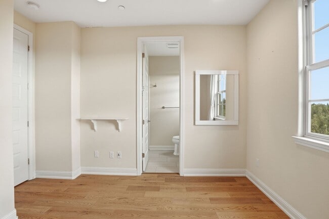 Building Photo - Gorgeous 2 Bed, 2.5 Bath Townhome in Exclusive Reflection Community!