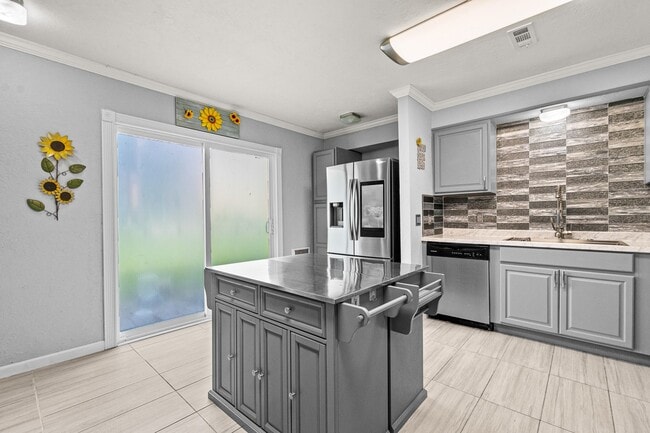 Building Photo - 20 Clearview