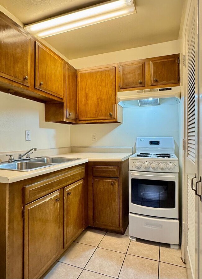 Building Photo - 206 Princeton Dr SE
