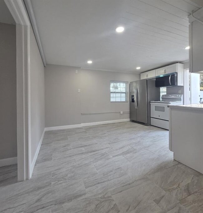 Building Photo - 712 S Clyde Ave