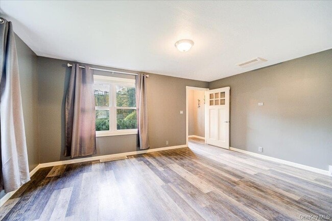 Building Photo - 351 US-209