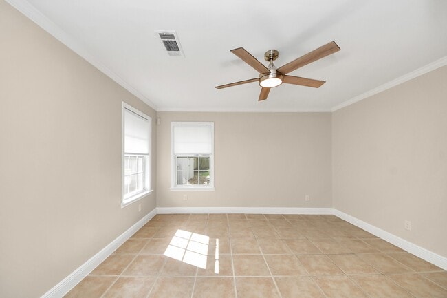 Building Photo - 2215 Gardenia Dr