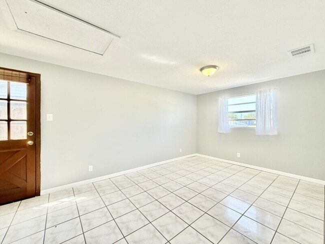 Building Photo - 1300 Classic Dr