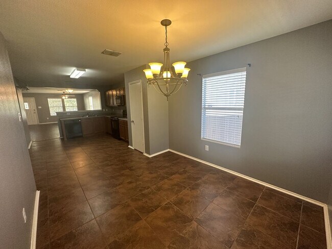 Building Photo - Great Floor Plan ~ Great Location ~ Lots o...
