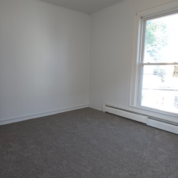 Building Photo - 19-21-21 Mcdougall Ave