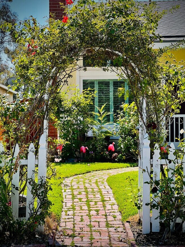 Building Photo - Beautiful 4 bedroom 2 bath House, adorable...