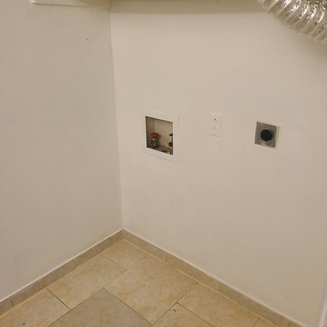 Building Photo - Spacious 2 BR/2.5 bath townhome near the Medical Center w/a fenced in yard!