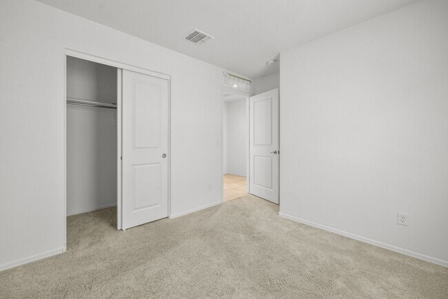 Building Photo - New home in Valencia Crossing!
