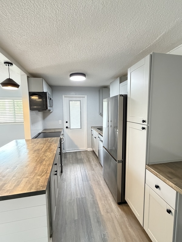 Building Photo - 320 Lakeview St