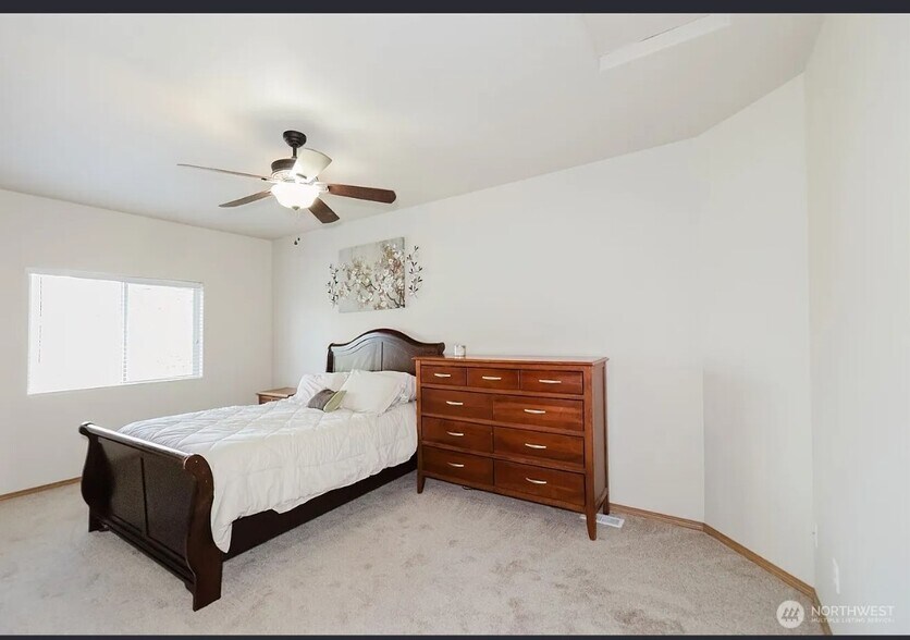 Master suite - 106 Goldenrod St