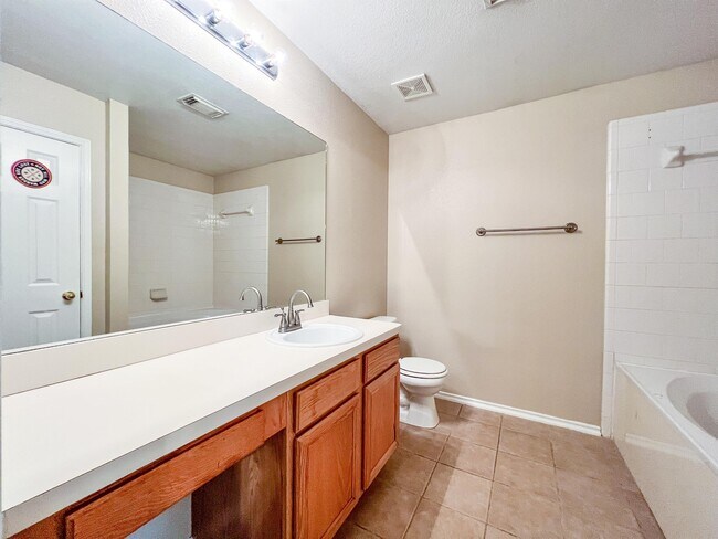 Building Photo - 1632 Sunnycrest Cir