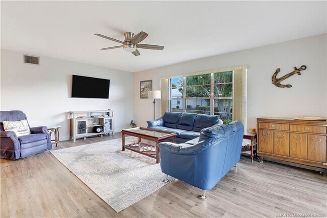 Building Photo - 211 Manatee Ln