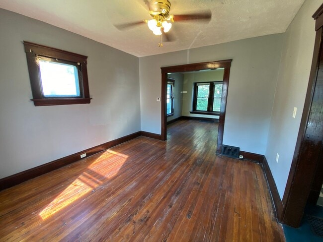 Building Photo - ? Comfortable 3-Bedroom, 1.5-Bathroom Home...