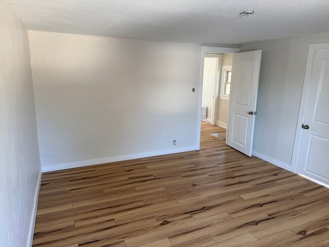 Building Photo - 1926 Shore Rd