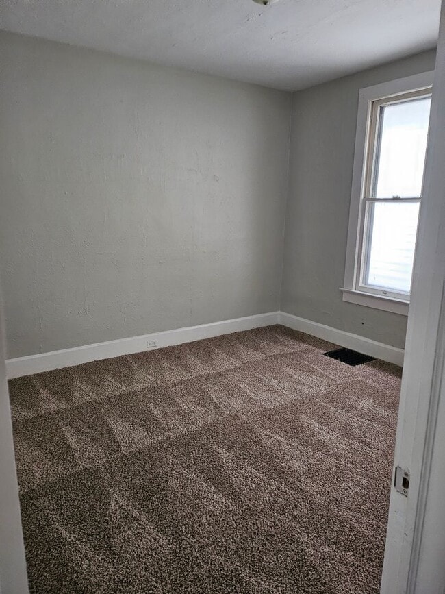 Building Photo - Remodeled 2 Bed house Available Now