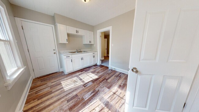 Building Photo - 3052 Sackett Ave