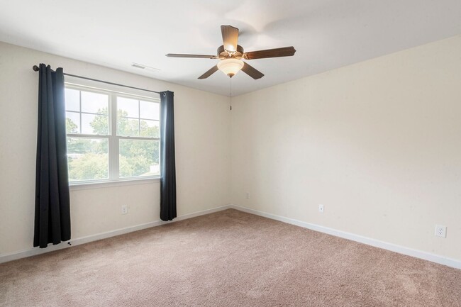 Building Photo - 2 Bedroom, 2.5 Bath End Unit Townhouse loc...