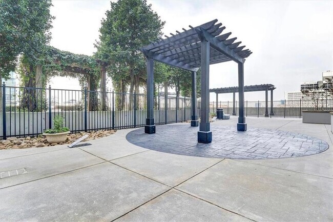 Building Photo - 400 W Peachtree St NW