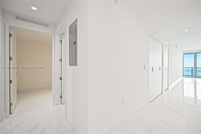 Building Photo - 700 NE 24th St