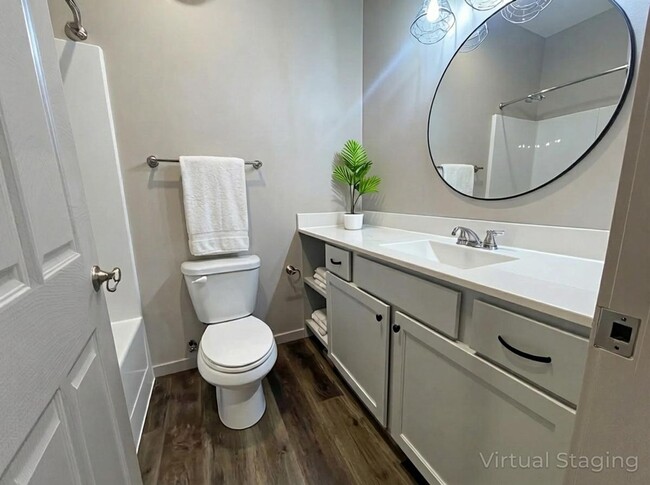 Building Photo - 2 Bedroom 2 Bath Garden Level Lakeside Apartment for rent in  Branson, MO - Offering Flexible Lea...