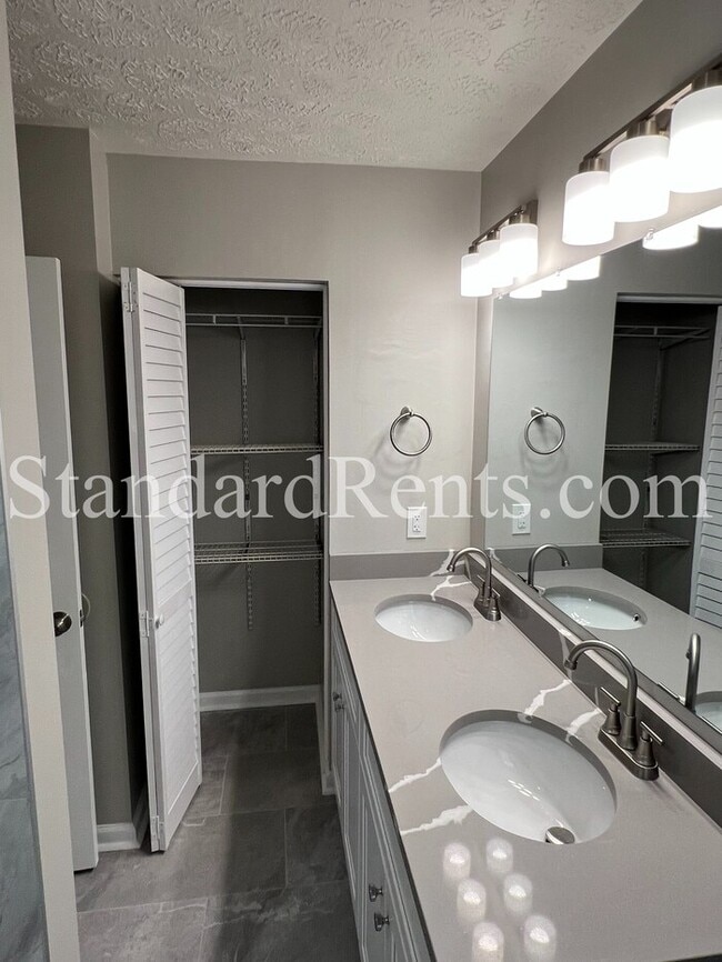 Building Photo - 4072 Plantation Dr