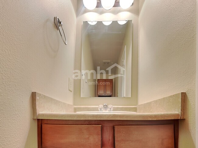 Building Photo - 467 Sedgewick Dr