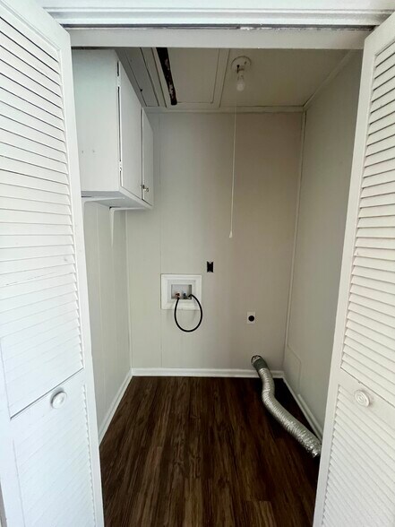 Washer Dryer Closet with Hookups - 9330 Wallace Tatum Rd
