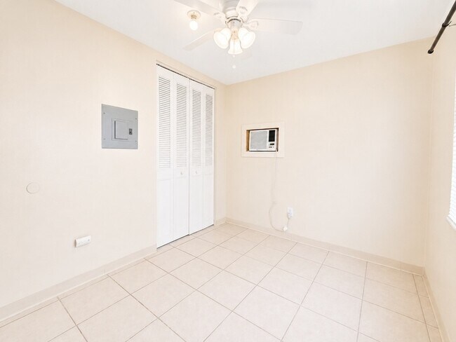Building Photo - Convenient Downtown Living in a Bright and Comfortable 1-Bedroom Studi