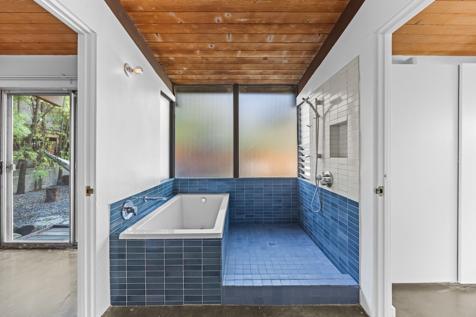 Building Photo - Updated Mid-Century Home in Picturesque Woodland Hills