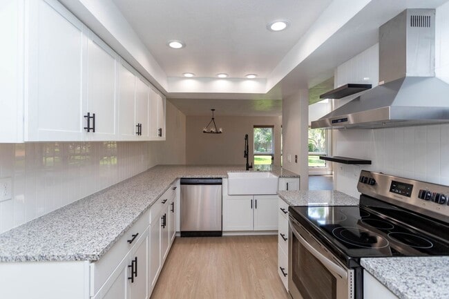 Building Photo - Beautiful Townhome in Central Colorado Springs!