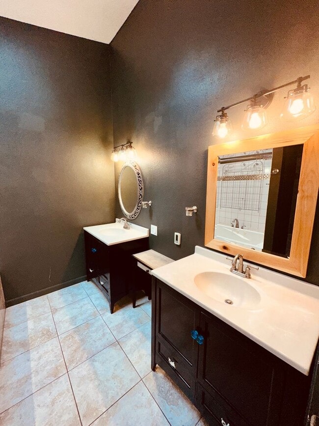 Building Photo - Beautiful Downtown Condo!