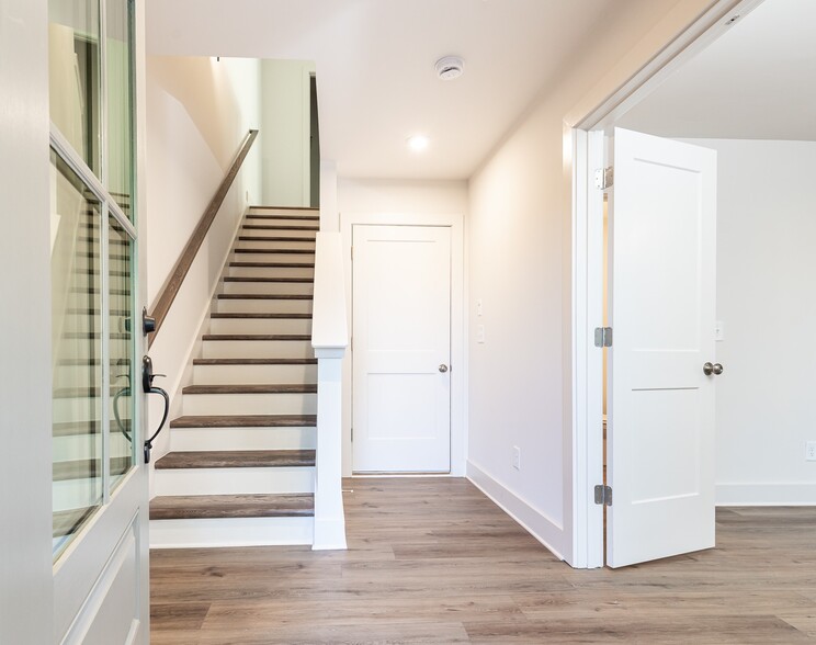 Foyer - 145 Firefly Cir