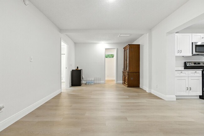Building Photo - Spacious 4-Bedroom Home in Wildwood – Rece...