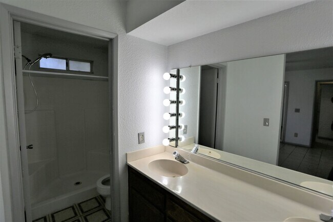 Building Photo - Great home on a cul de sac