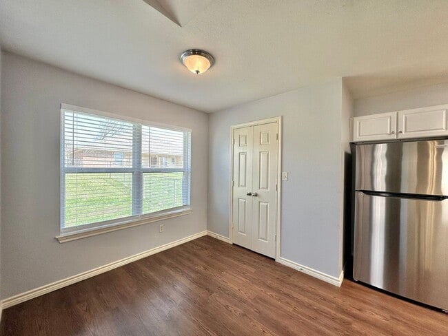 Building Photo - 2 Bedroom 2 Bath at Mansion Creek! Chapel Hill ISD!