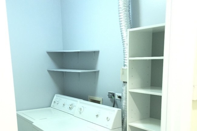 Building Photo - 1964 Crescent Ln