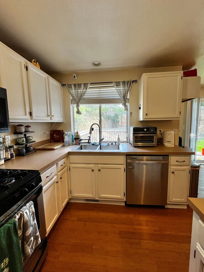Building Photo - Pet Friendly Home Close to Everything