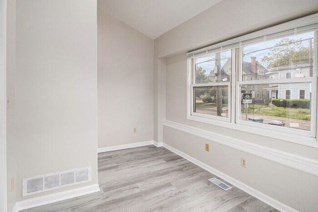 Building Photo - $799 Chic & Renovated 1BR with Style- Ask about our security deposit alternative!