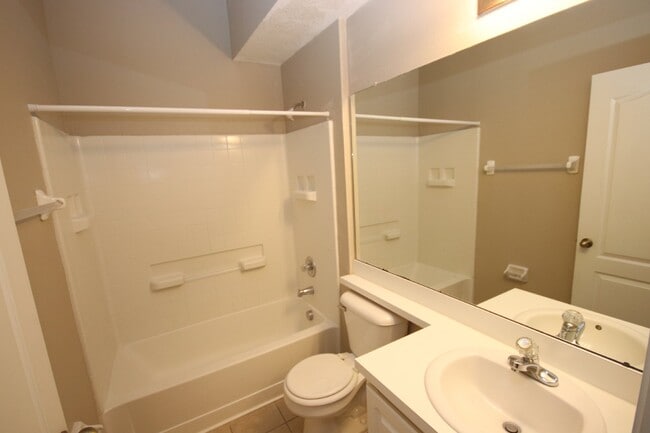 Building Photo - 3 bed, 2 bath, 2 car garage in Riverview