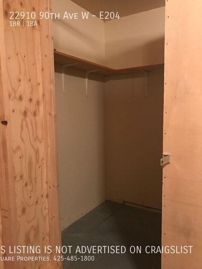 Building Photo - Beautifully Updated 1 Bedroom Condo w/Priv...