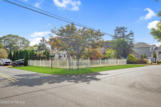 Building Photo - 638 Parkside Ave