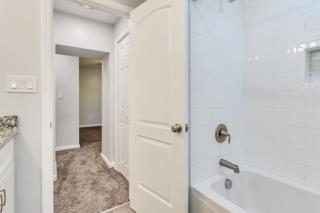 Building Photo - Beautiful 4 Bed 3 Bath Home in Lawrenceville!