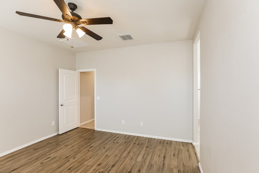 Building Photo - 25562 W Desert Dr