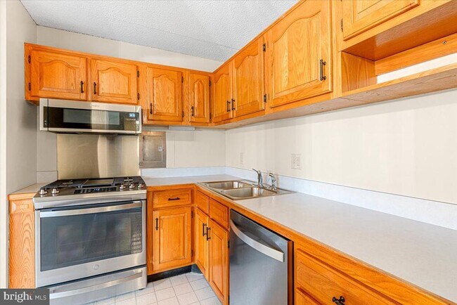 Building Photo - 1745 Edgewood Hill Cir