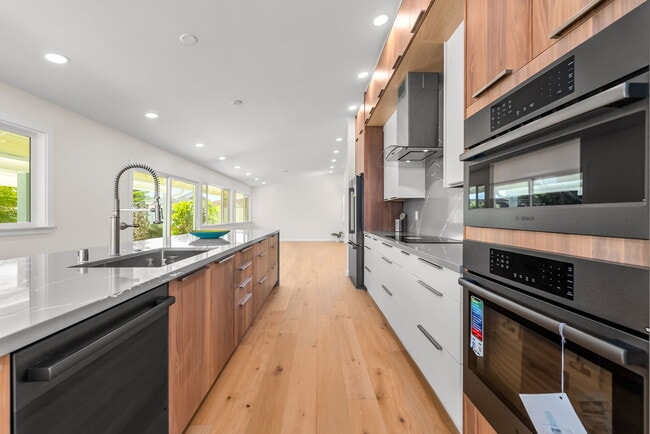 Building Photo - 2067 Laukahi St