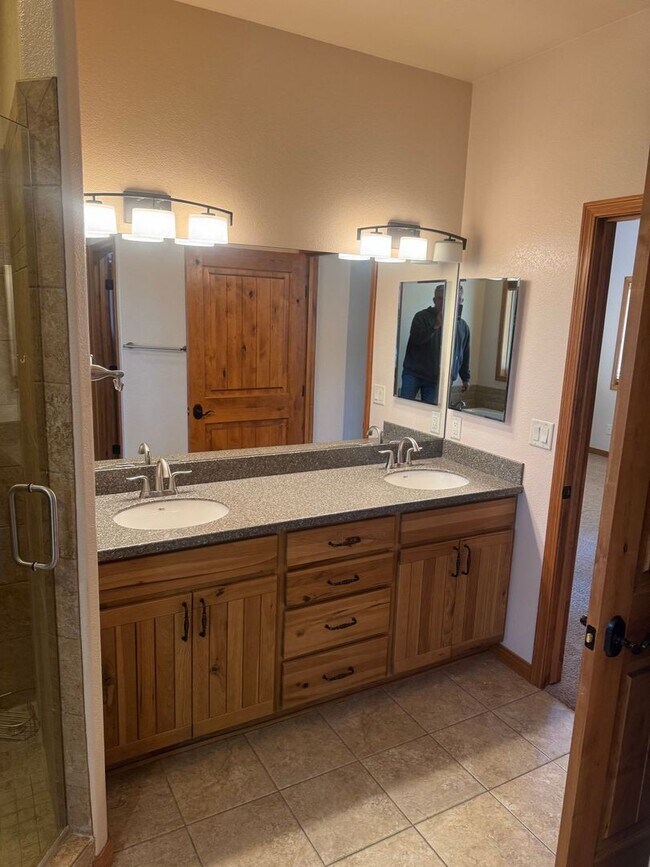 Building Photo - Beautiful 4-Bedroom Home on Acreage | Peac...